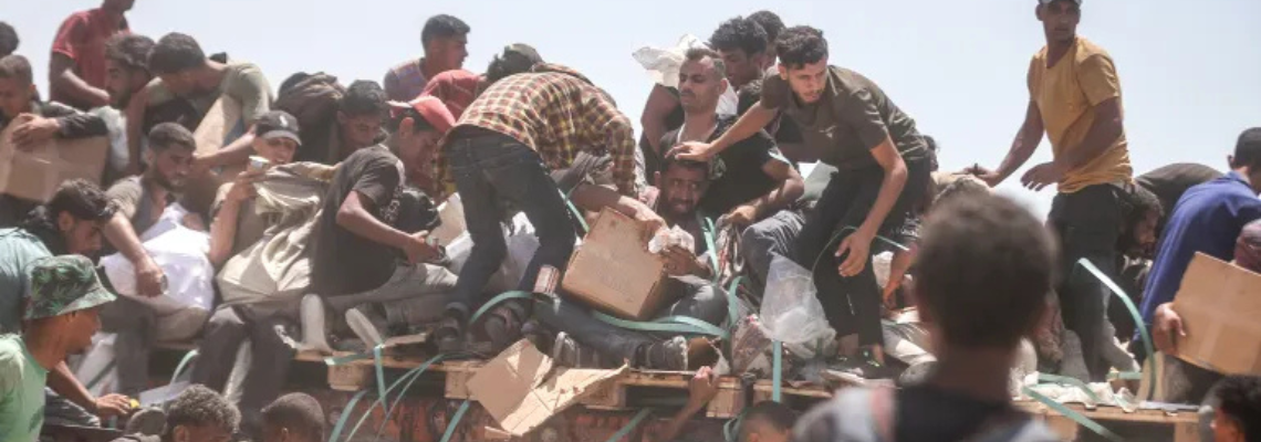 People rushing to get food in Gaza