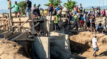 Haitians building the Ouanaminthe canal